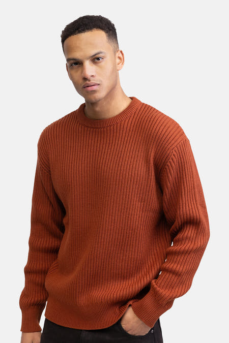 Maillot orange avec col rond de REDEFINED REBEL, à côtes et en douce texture, porté par un modèle.
