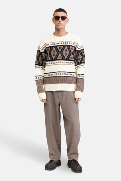 Sweat-shirt multicolore à col rond de REDEFINED REBEL, avec un motif unique et un pantalon marron assorti.