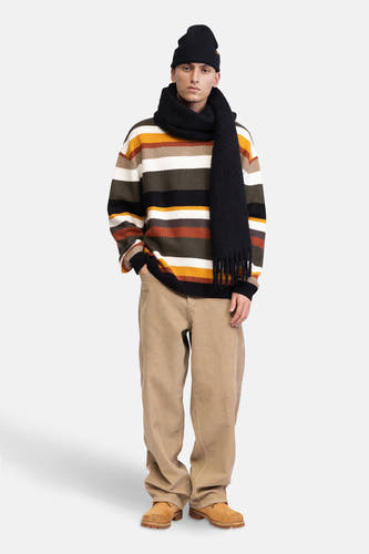 Sweat-shirt multicolore à col rond de REDEFINED REBEL, avec des rayures horizontales et un foulard noir décontracté, associé à des pantalons en corduroy beige.