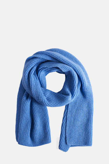 Écharpe d'hiver bleue de Morgan De Toi avec une texture tricotée et une présentation drapée.
