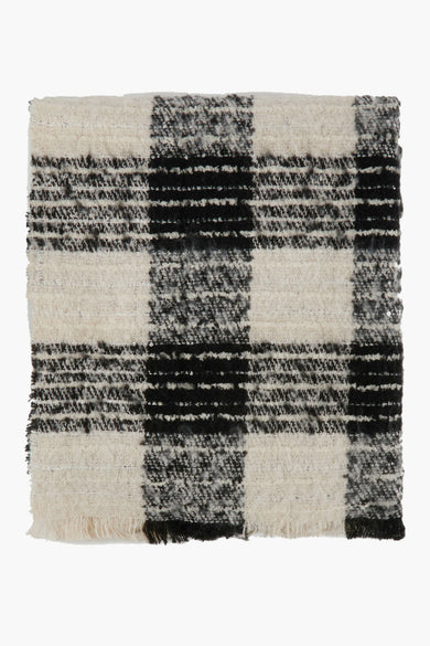 Chapeau d'hiver noir de Morgan De Toi, avec un motif à carreaux grossier et des franges.