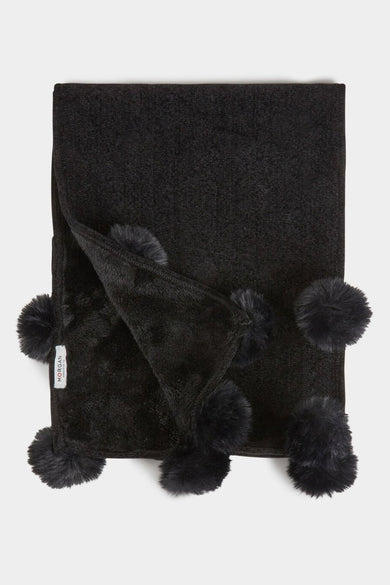 Chapeau d'hiver noir de Morgan De Toi, avec une douce texture et des pompons décoratifs.
