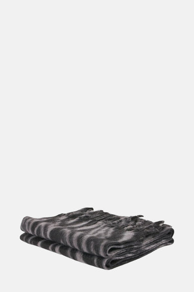 Chapeau d'hiver gris de Morgan De Toi, avec un motif rayé et des bords frangés, sur un fond blanc.