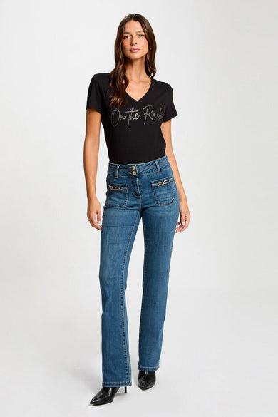 T-shirt noir à manches courtes de Morgan De Toi, avec une impression de texte couleur argent et un col V.