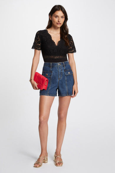 Corps noir de Morgan De Toi, avec des détails bordés et porté avec des shorts en denim et un sac rouge.