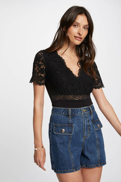 Corps noir de Morgan De Toi, avec des détails bordés et combiné à des shorts en denim avec poches.