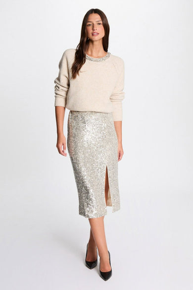 Robe écru de Morgan De Toi avec des paillettes d'argent et une fente à l'avant.