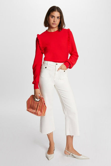 Pull-over rouge avec col rond de Morgan De Toi, terminé avec des fronces et associé à une pantalon blanc et une main.