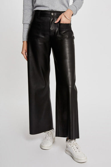 Pantalon noir de Morgan De Toi, avec poches, porté avec un pull gris et des baskets blanches.