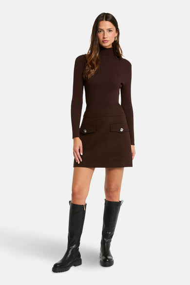 Robe brune à longues manches de Morgan De Toi, avec des côtes et des poches froncées.