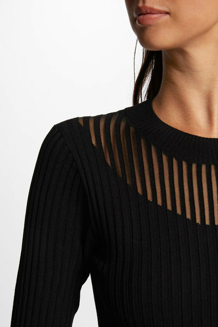 Robe noire à longues manches de Morgan De Toi, avec des rayures transparentes sur l'épaule et une texture à larges mailles.