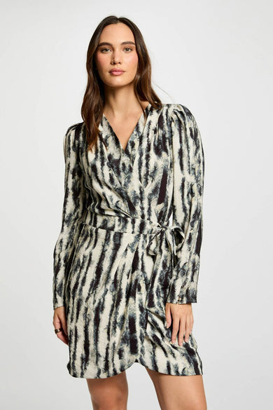 Jupe multicolore à longues manches de Morgan De Toi, avec un motif rayé abstrait et des bottes noires.
