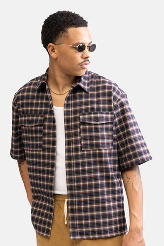 Chemise multicolore à manches courtes de REDEFINED REBEL, avec un motif à carreaux, portée sur une chemise blanche et une chaîne dorée.