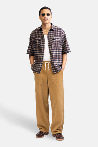 Chemise multicolore à manches courtes de REDEFINED REBEL, avec un motif rayé et portée sur un T-shirt blanc.