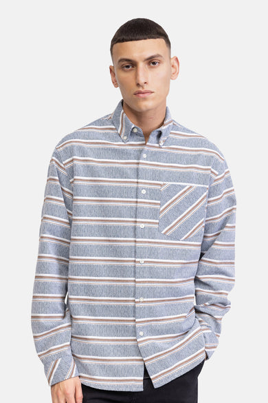 Man met gestreept overhemd met lange mouwen.