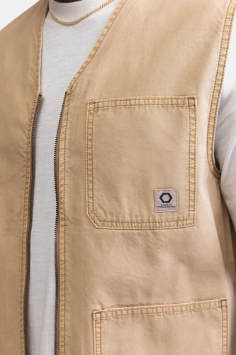 Beige katoenen bodywarmer met zak en logo.