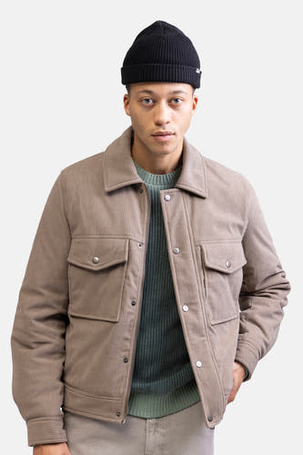 Beige, manteau court de REDEFINED REBEL, avec des poches visibles et un bonnet noir.
