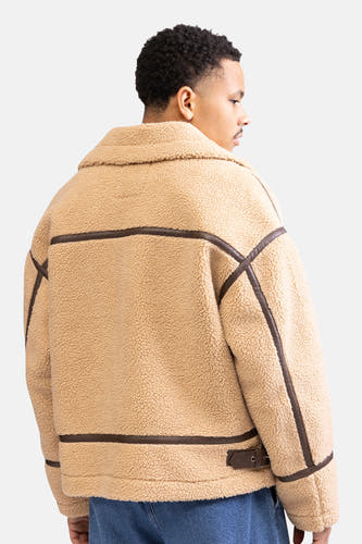 Manteau court beige de REDEFINED REBEL, avec des accents marrons et un détail de nœud à l'arrière.