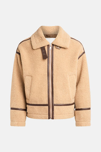 Manteau court beige de REDEFINED REBEL, avec une texture en fourrure et un fini en cuir marron foncé autour.
