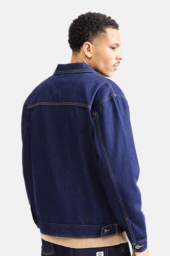 Veste en jeans bleu marine de REDEFINED REBEL, vue de dos, avec des surpiqures jaunes et un pantalon en denim bleu marine.