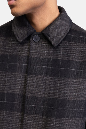 Manteau long et noir de REDEFINED REBEL, avec un motif à carreaux et une fermeture à boutons, cropped.