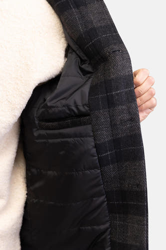 Manteau noir long de REDEFINED REBEL avec motif à carreaux et poche intérieure.