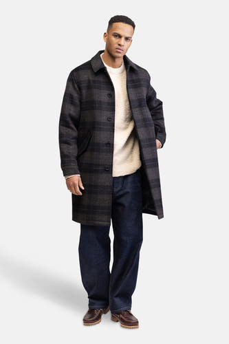 Manteau noir long de REDEFINED REBEL, avec un motif à carreaux et une apparence décontractée.