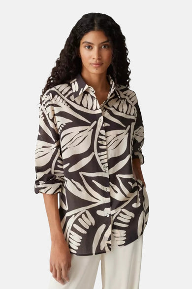Chemise brune à longues manches d'OPUS, avec un motif de feuille beige.