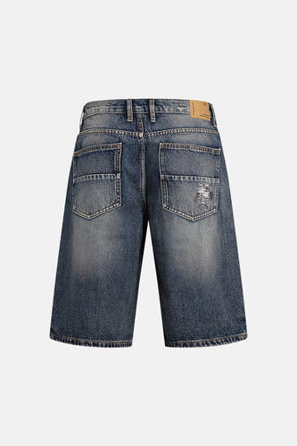 Blauwe mid-lengte jeansshort van REDEFINED REBEL, achterzijde met verweerde look en logo-patch op rechterzak