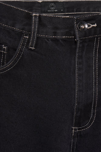 Jean short gris foncé de REDEFINED REBEL avec des surpiqures blanches, une poche et une fermeture à glissière.