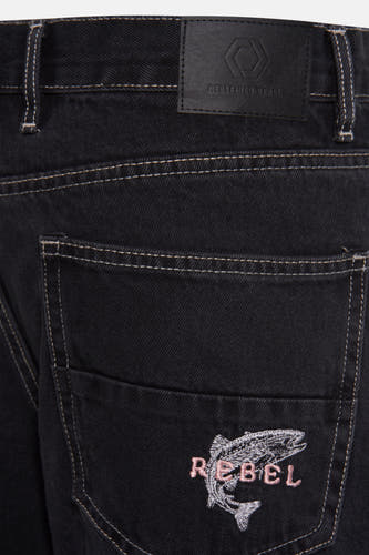 Short de denim gris foncé RE REDEFINED REBEL, avec des avec et un patch brodé sur le dos.