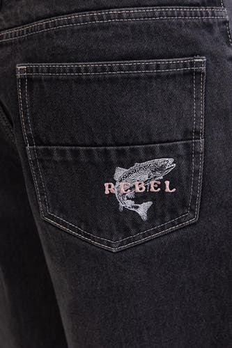 Short de denim gris foncé RE REDEFINED REBEL avec un poche arrièreée broderie en fil blanc et le mot "REBEL".