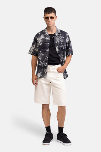 Short en jean écru de REDEFINED REBEL avec tournesol brodé sur la poche arrière droite et étiquette en cuir noir sur la ceinture, vue de dos.