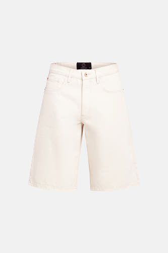 Short écru de REDEFINED REBEL avec jambes larges, fermeture à boutons et étiquette de marque.