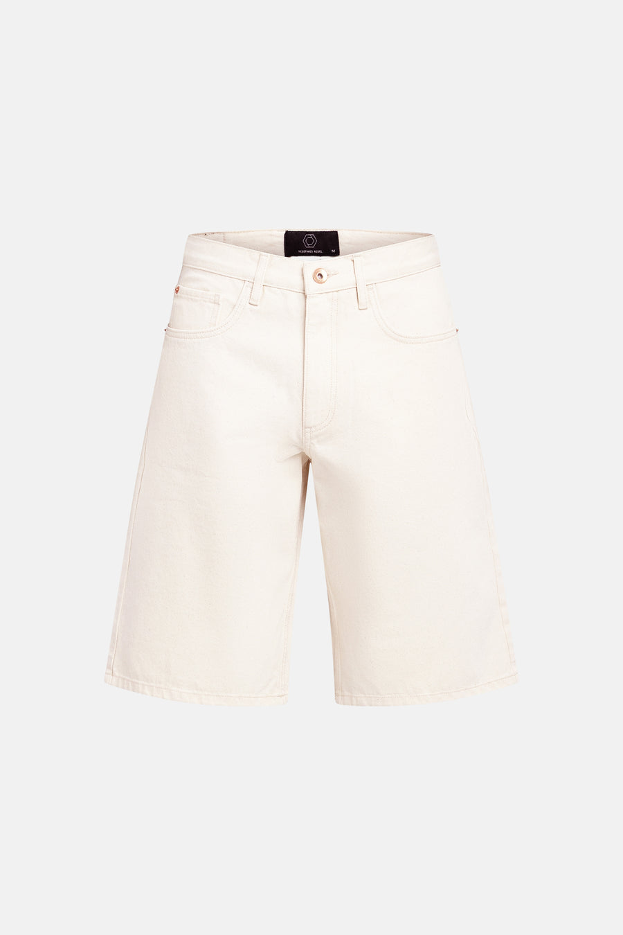 Short écru de REDEFINED REBEL avec jambes larges, fermeture à boutons et étiquette de marque.