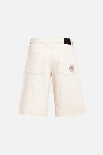 Short en jean écru de REDEFINED REBEL, vue arrière, avec tournesol brodé sur la poche arrière droite et une étiquette noire sur la ceinture.