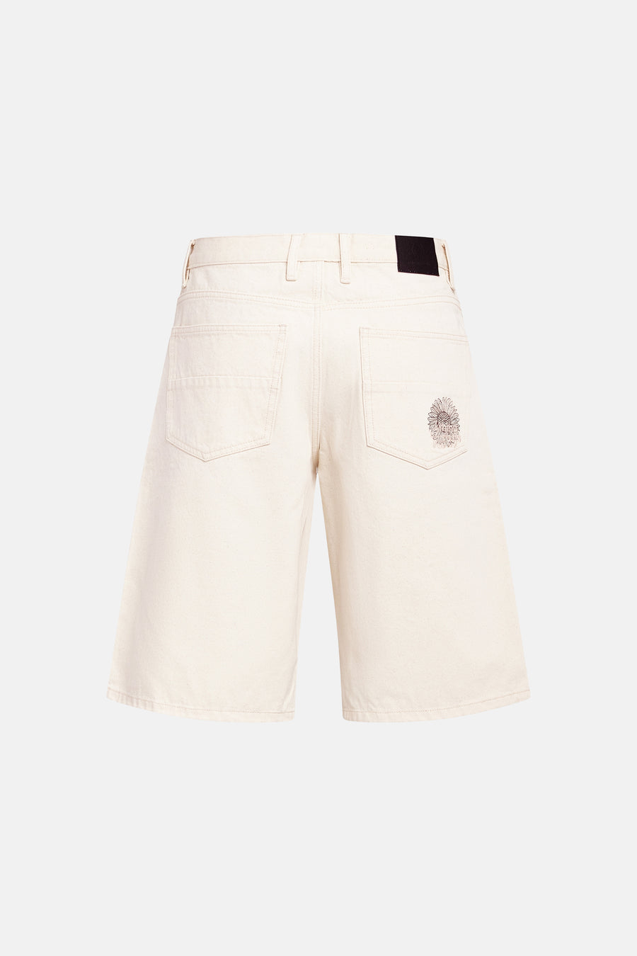 Short en jean écru de REDEFINED REBEL, vue arrière, avec tournesol brodé sur la poche arrière droite et une étiquette noire sur la ceinture.