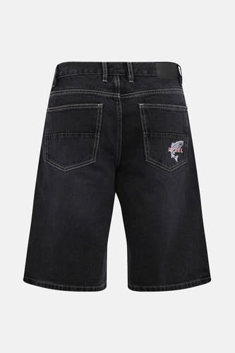 Jean court en denim gris anthracite de REDEFINED REBEL, avec des surpiqures blanches et un logo brodé sur la poche arrière.