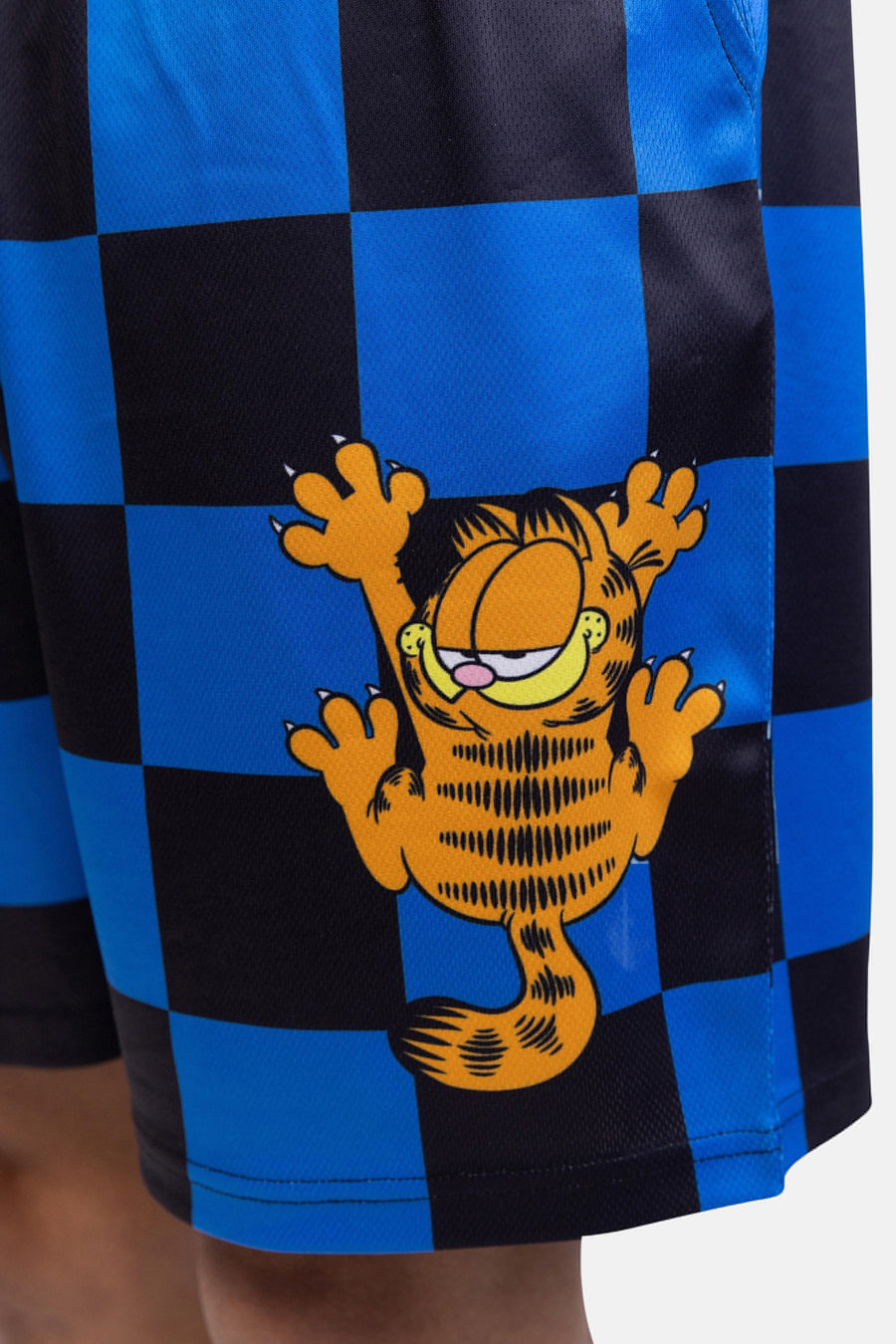 Blauw-zwarte geblokte korte broek met oranje Garfield-afbeelding.