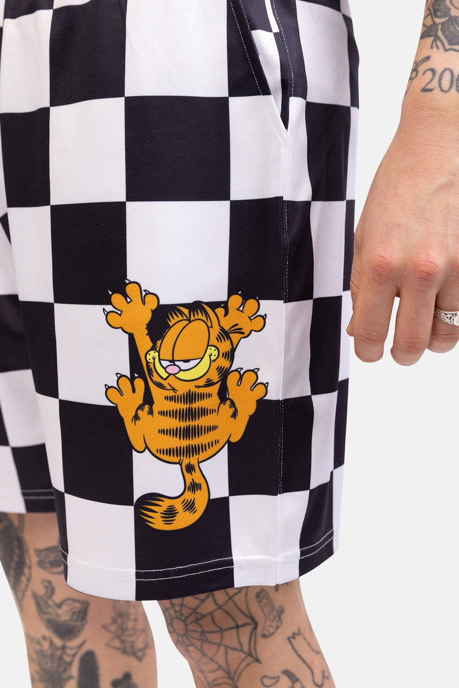 Short blanc de CULT avec un motif damier et une image de Garfield orange.