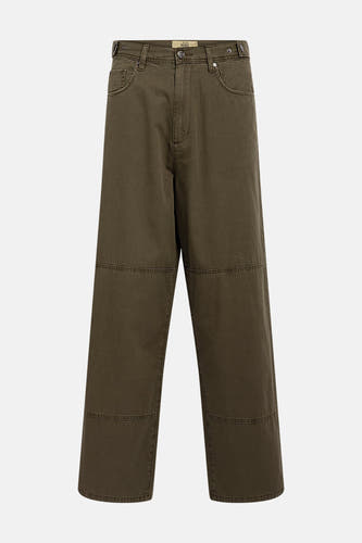 Pantalon vert de REDEFINED REBEL, avec renforts aux genoux et poches à l'avant.