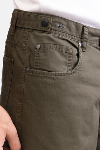 Pantalon vert de REDEFINED REBEL, avec poche et finitions discrètes.