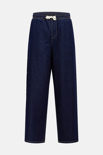 Jean bleu marine, large de REDEFINED REBEL BEL avec une ceinture élastique et une corde blanche.