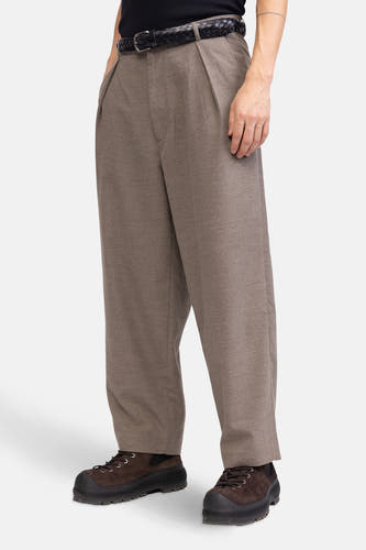 Pantalon brun de REDEFINED REBEL, avec une ceinture tressée et des chaussures sombres.