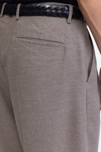 Bruine pantalon met gevlochten riem.
