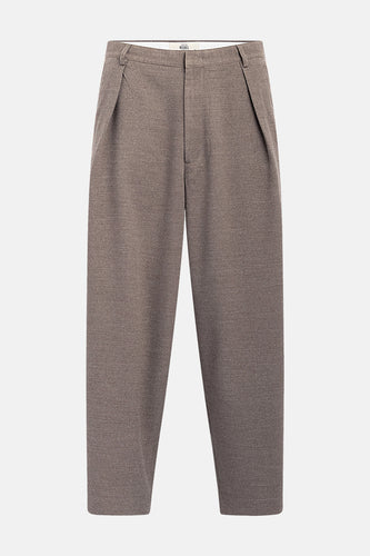 Bruine, geplooide herenbroek van grof geweven stof.