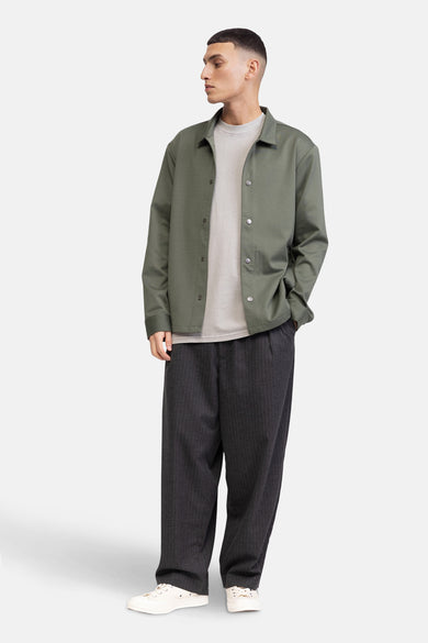 Pantalon gris de REDEFINED REBEL avec une ligne de craie et des larges pinces.