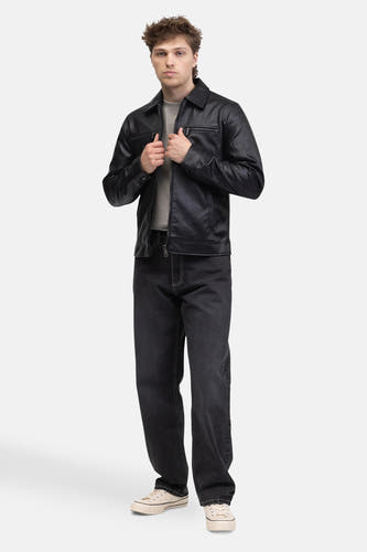 Jean ample gris foncé en denim de REDEFINED REBEL, coutures apparentes et associé à une veste en cuir noir.