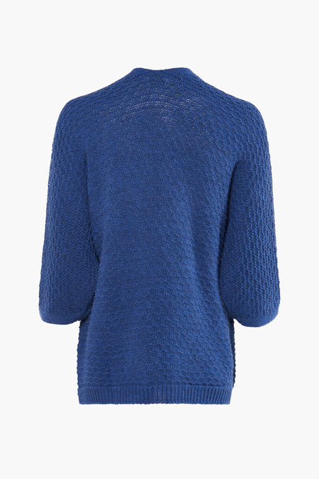 Cardigan bleu de Terra di Siena, avec des manches trois-quarts et un motif tricoté fin.