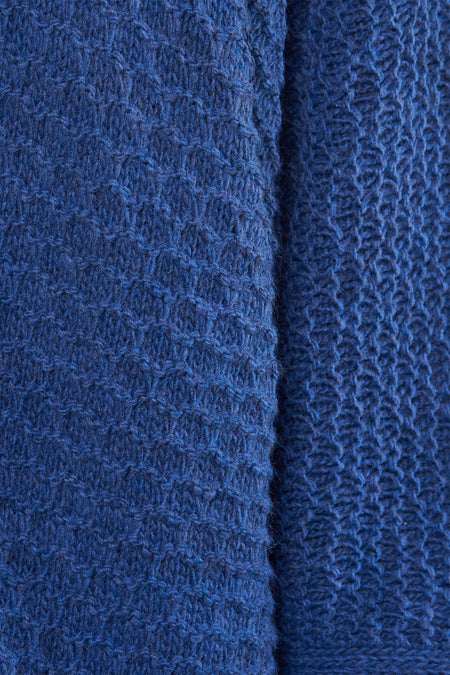 Blauw vest van Terra di Siena, met een grof gebreide textuur en een subtiel patroon.
